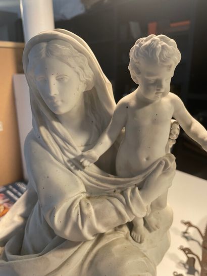 Statuette représentrant une Vierge à l'enfant...