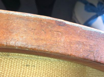 Bergère en bois peint crème .

Epoque Louis...