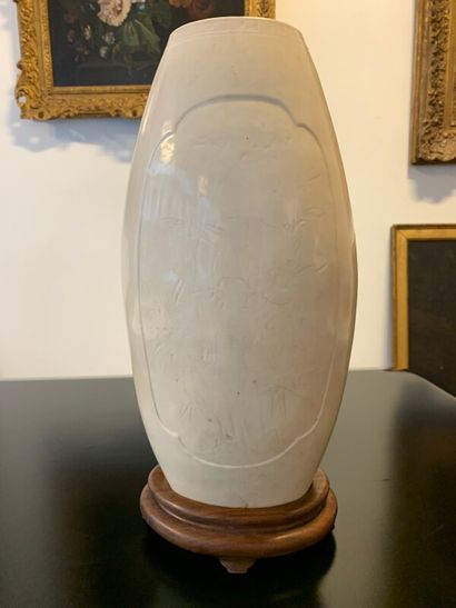 CHINE 

Vase oblong en grès émaillé. Une...
