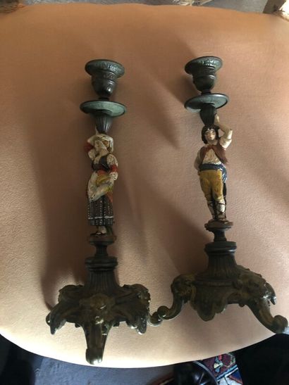 Paire de bougeoirs à décors paysans 

Hauteur...