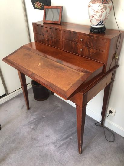 Petit bureau de pente à gradin à système...