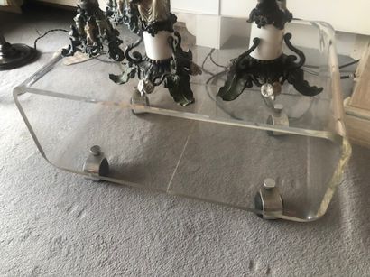 Petite table plexi roulante.

H. 20 - L....