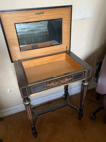 Table à ouvrage, en bois noirci à décor de...
