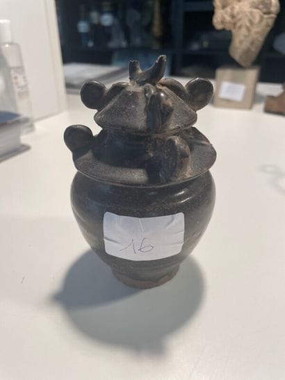 Petit pot, le couvercle à prises multiples.

Chine...
