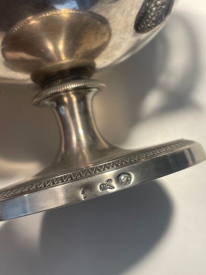 Coupe en argent couverte à deux anses col...