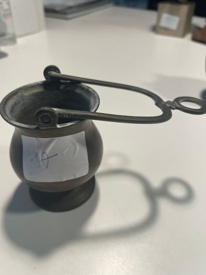 Petit vase en bronze à anse mobile.

XVIIIe

H...