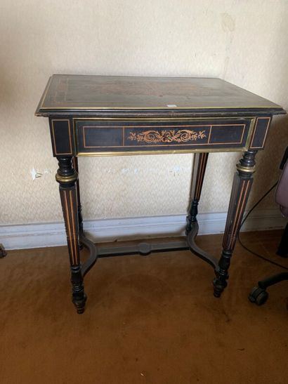 Table à ouvrage, en bois noirci à décor de...