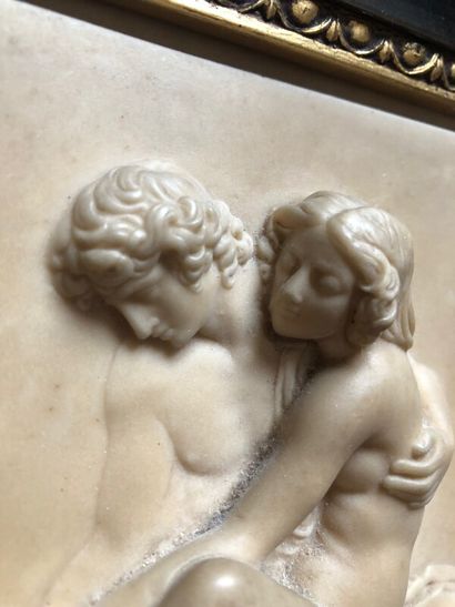 Bas relief en albâtre représentant un couple...