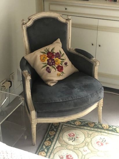 Bergère en bois peint crème .

Epoque Louis...