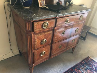 Petite commode en bois de placage marqueté...