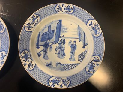 CHINE

Paire de grands plats en porcelaine...