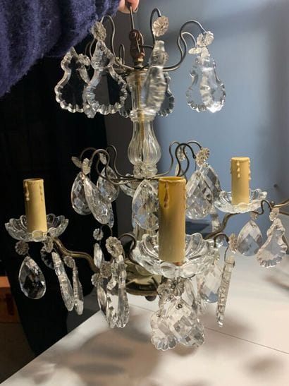 Un petit lustre en laiton à pendeloques....