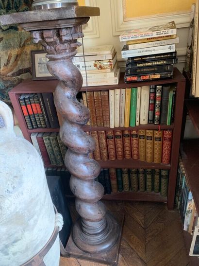 Paire de selettes en chêne.

H. 112 cm

Usure...