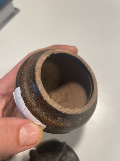 Petit pot, le couvercle à prises multiples.

Chine...