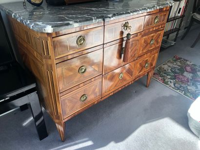 Commode en acajou et placage d'acajou.

Elle...
