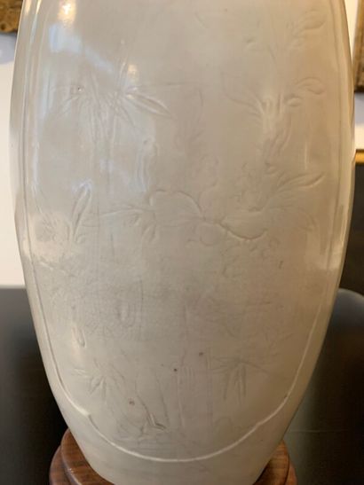 CHINE 

Vase oblong en grès émaillé. Une...