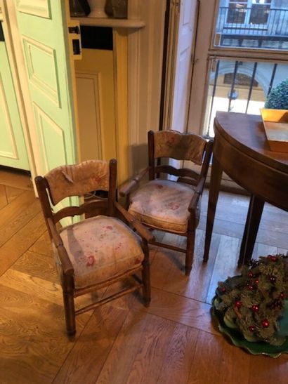 Paire de fauteuils d'enfant en bois naturel...
