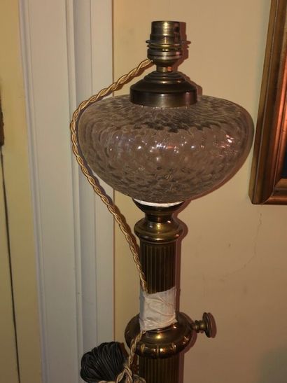 Lampadaire en cuivre ou laiton doré à pétrole.

H....