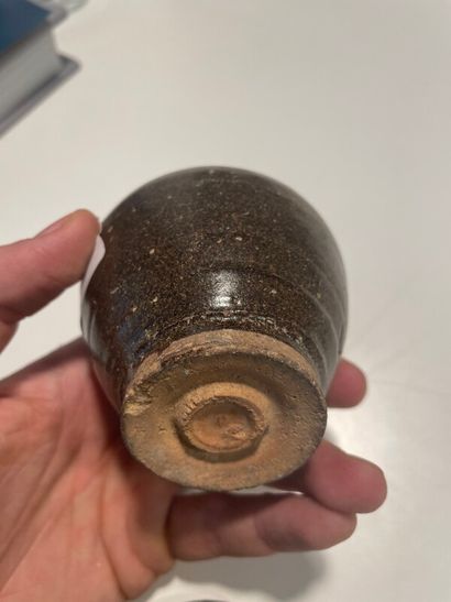 Petit pot, le couvercle à prises multiples.

Chine...