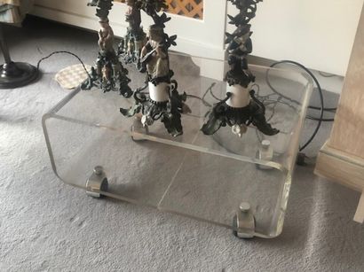 Petite table plexi roulante.

H. 20 - L....