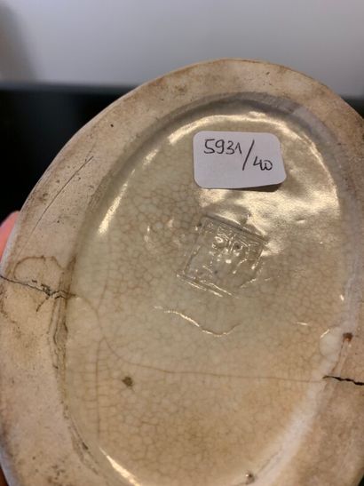 CHINE 

Vase oblong en grès émaillé. Une...