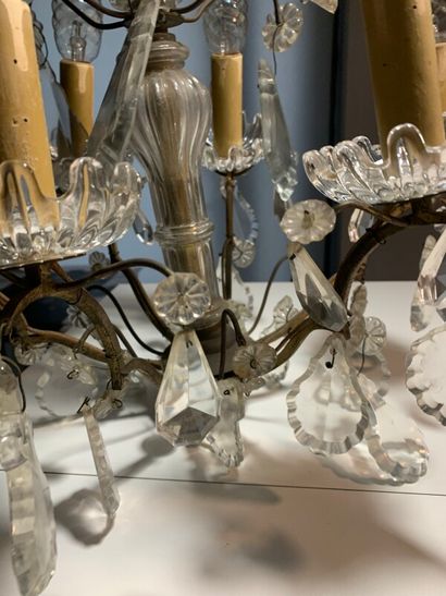 Un lustre en bronze doré et cristal à six...