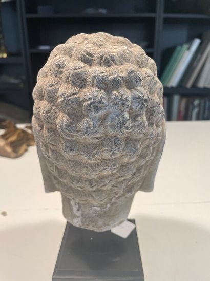 Tête Bouddha en pierre de style Khmer

H...