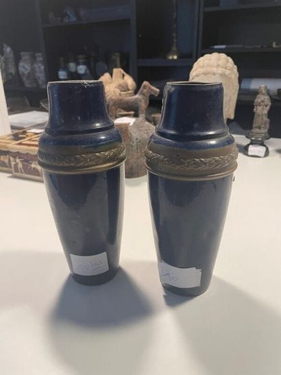 Deux vases en tole peinte bleue, bague ciselé.

De...