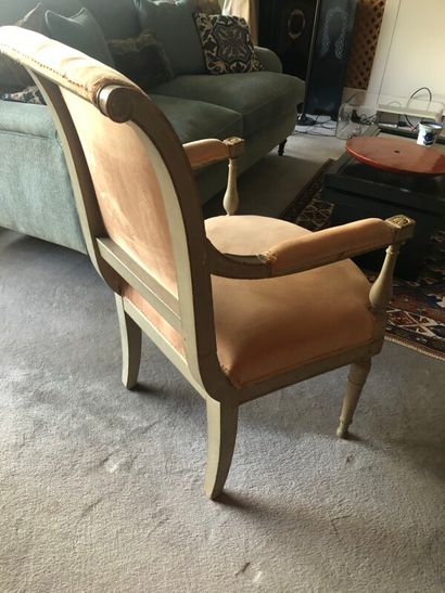 Paire de fauteuils en bois laqué à dossier...