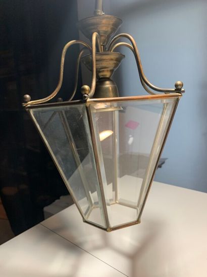 Un petit lustre en laiton à pendeloques....