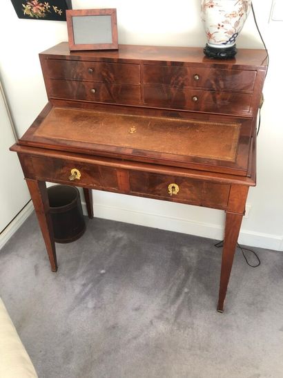 Petit bureau de pente à gradin à système...