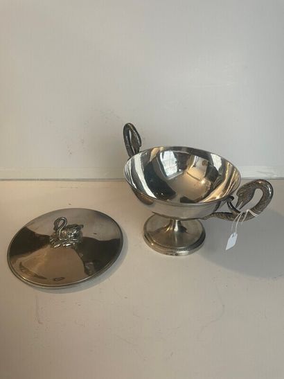Coupe en argent couverte à deux anses col...
