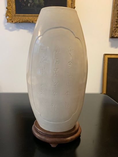 CHINE 

Vase oblong en grès émaillé. Une...
