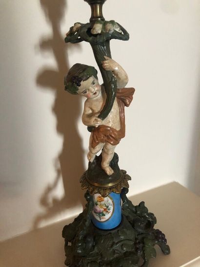 Paire de bougeoirs à décor décor de putti...
