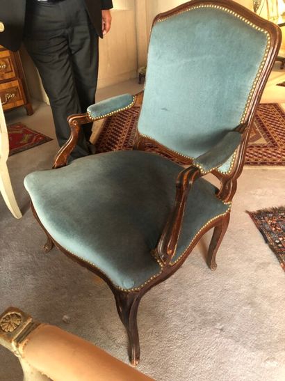 Fauteuil à dossier plat en bois naturel .

Travail...