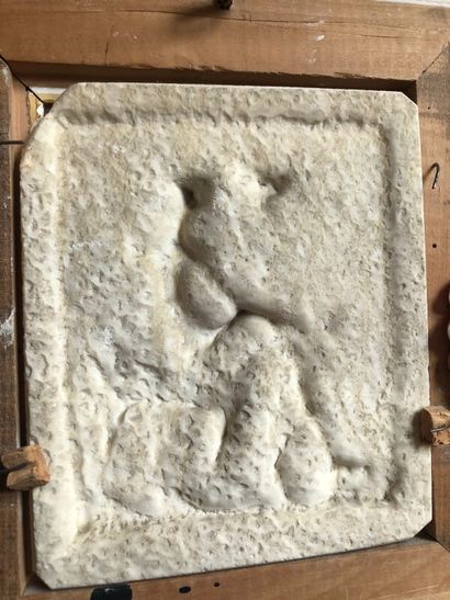 Bas relief en albâtre représentant un couple...