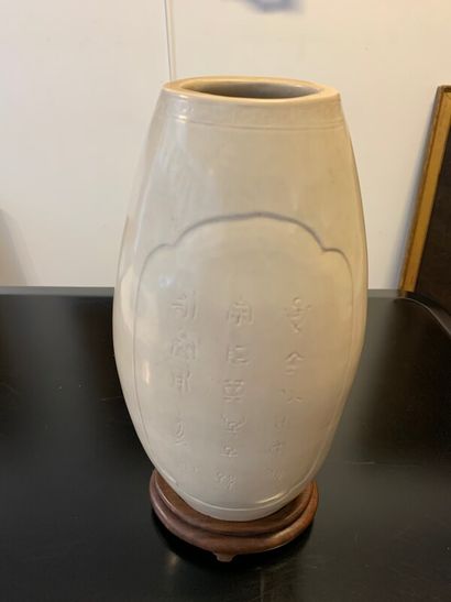 CHINE 

Vase oblong en grès émaillé. Une...