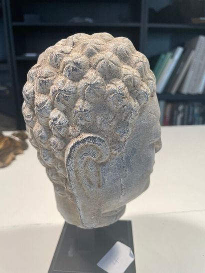 Tête Bouddha en pierre de style Khmer

H...
