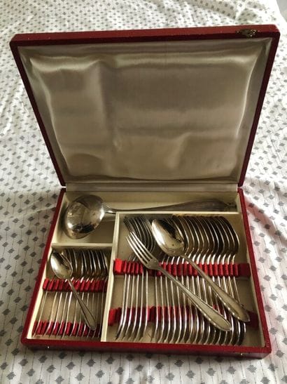 Dans un coffret : partie de ménagère en métal...