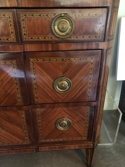 Petite commode en bois de placage marqueté...