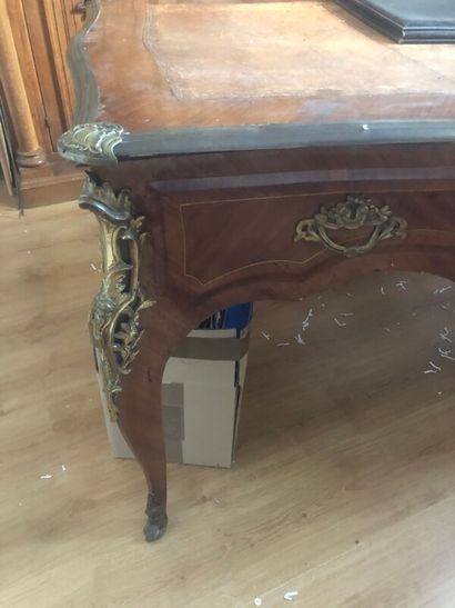 Bureau plat en bois de placage.

Garniture...