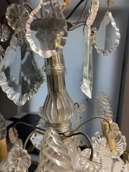 Un lustre en bronze doré et cristal à six...