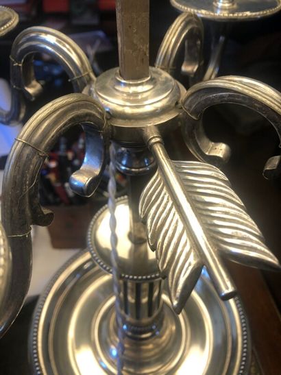 Belle lampe bouillotte en bronze argenté.

Style...