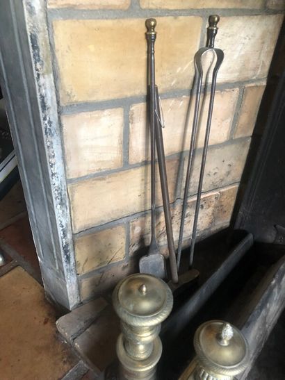 Nécessaire de cheminée comprenant deux paires...