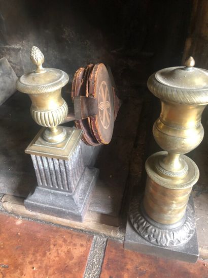 Nécessaire de cheminée comprenant deux paires...