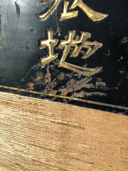 Panneau de bois laqué et doré à inscriptions,...