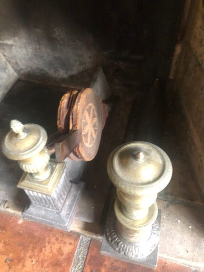Nécessaire de cheminée comprenant deux paires...