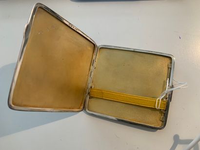 Etui à cigarette en argent guilloché, à décor...