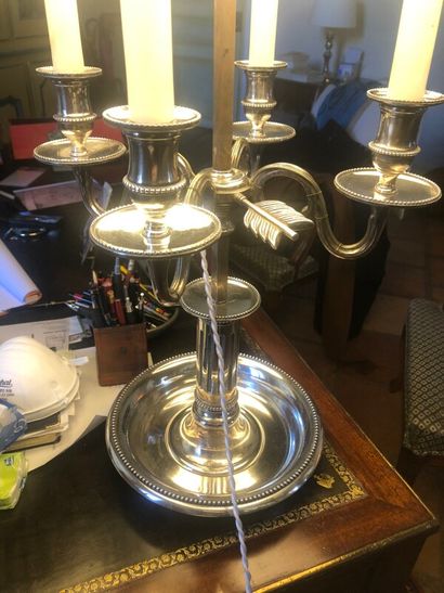 Belle lampe bouillotte en bronze argenté.

Style...