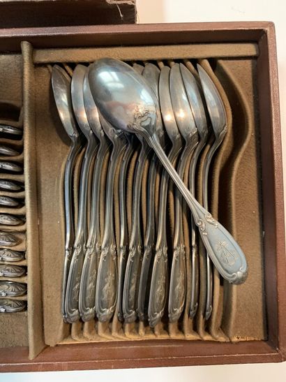 12 grandes fourchettes, 12 couverts à entremets,...